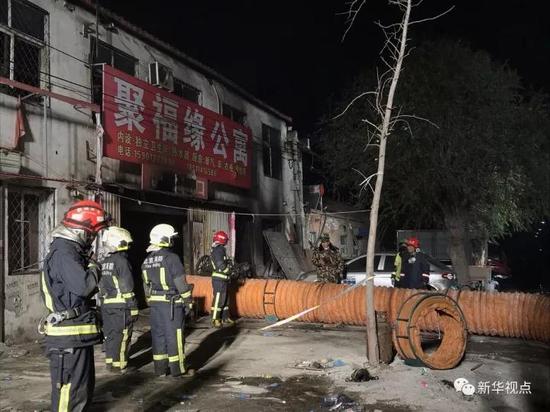 11月19日，消防人员在现场工作。新华社记者罗晓光摄