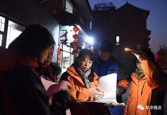  11月19日，北京朝阳区高碑店村村委会的工作人员对辖区内的商铺进行安全隐患排查。 新华社记者 罗晓光 摄
