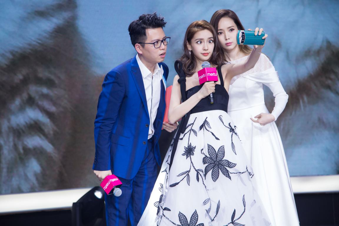 Angelababy美图V6发布会模仿猫咪三连拍萌翻