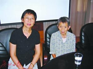 丘培培（左）听谭玉华讲述她在慰安所的受害经历。