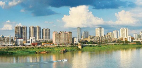 蓝天百云下的株洲 刘正湘 摄