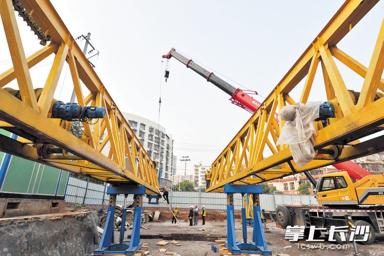 曙光路跨京广铁路项目完成两个14米深的桩基钢筋笼吊装施工，这标志着该项目施工全面铺开。长沙晚报记者 王志伟余劭劼 摄影报道