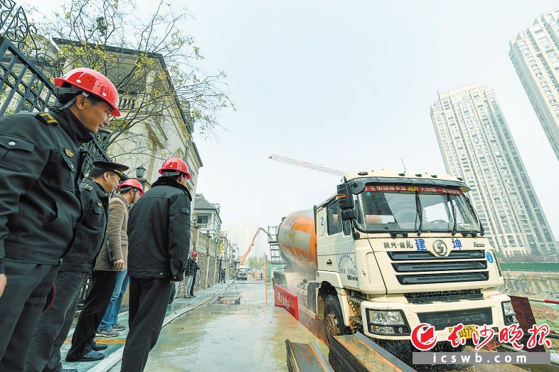 执法人员在梅溪湖片区在建工地开展集中检查。长沙晚报记者 黄启晴 摄