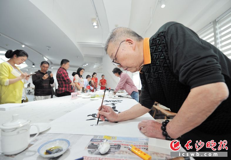 2016年5月，徐芝麟参加庆祝《长沙晚报》创刊60周年“潇湘风华”书画名家主题笔会，题写“万山红遍”。长沙晚报记者 王志伟 摄