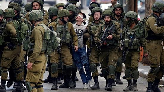 巴勒斯坦少年被以色列士兵蒙眼夹走