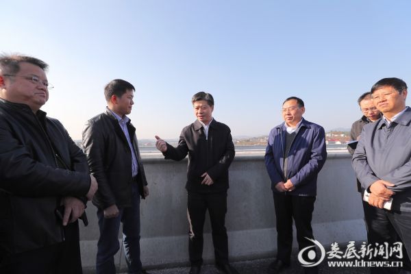 李荐国强调，要确保工程质量，高标准严要求抓好工程扫尾