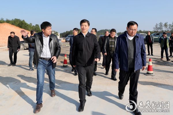 12月18日下午，李荐国前往益娄高速娄底东互通检查项目建设情况