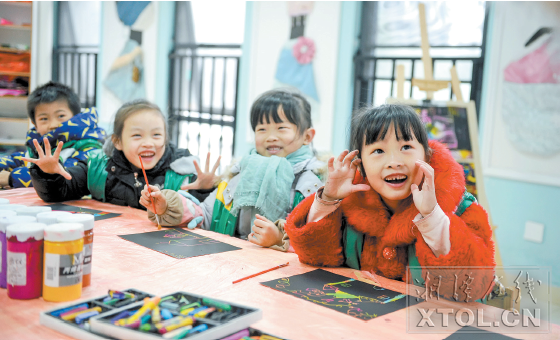 孩子们在九华第二公办幼儿园开心地学习和成长。（记者 欧阳天 摄）