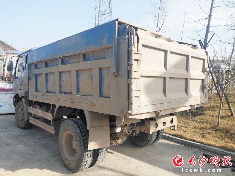 被扣押的“山寨环卫车”覆盖了一层厚厚的灰尘。 长沙晚报记者 林森 摄