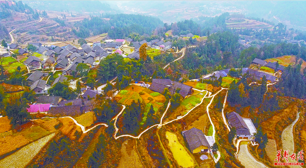 12月23日,航拍花垣县民乐镇土屯村,水泥路四通八达.