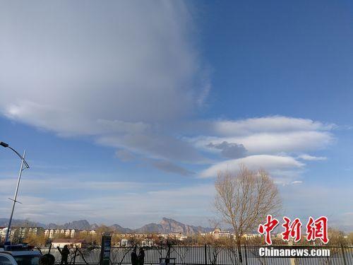 资料图：2017年12月19日，北京延庆区的蓝天。 中新网 张尼 摄