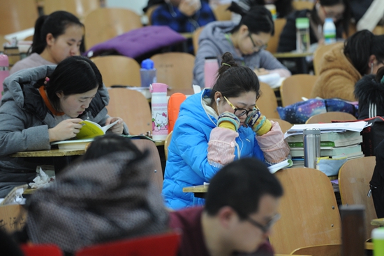 太原、济南、郑州等地的大学生进行考研前最后的冲刺。视觉中国供图