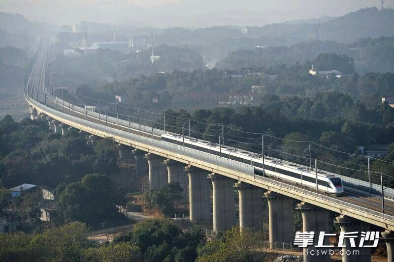 奔跑的城铁列车。均为长沙晚报记者 王志伟 余劭劼 摄