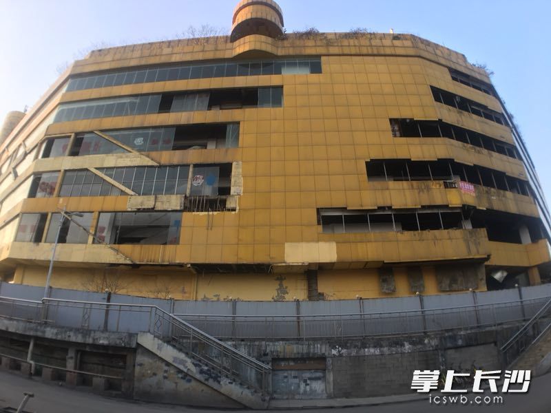 停业闲置了10年的维多利购物中心大厦破旧不堪。