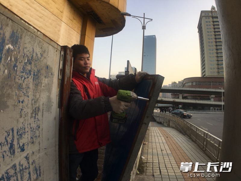 施工人员正在对大厦进行围挡。