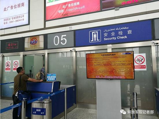 安检通道军人依法优先标识。记者赖瑜鸿摄