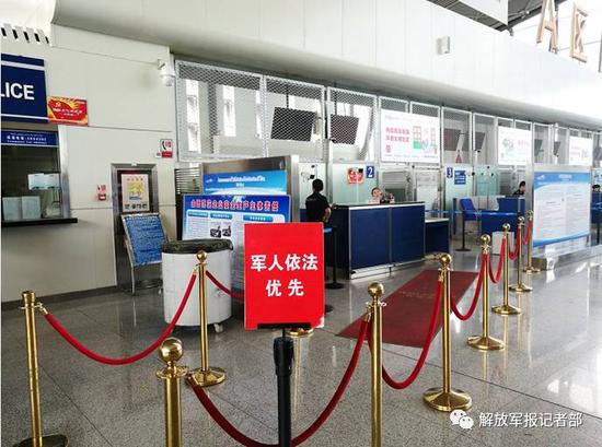 军人专用安检通道。记者赖瑜鸿摄