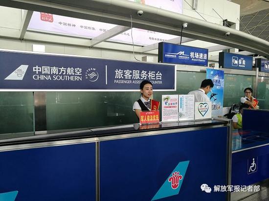 军人依法优先服务柜台。记者赖瑜鸿摄