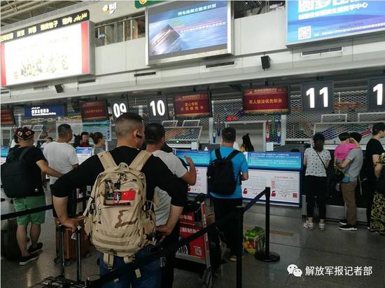 军人旅客正在办理值机手续。记者赖瑜鸿摄