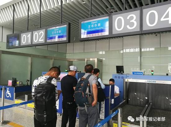 探亲休假的边防官兵正在办理登机手续。记者赖瑜鸿摄