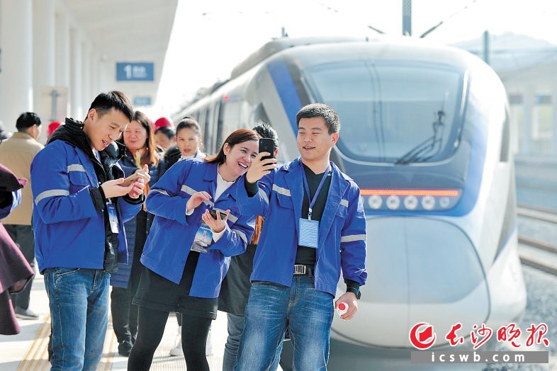 昨日10时30分，列车抵达终点站长沙西站，参与试乘的建设者纷纷拍照留念。长沙晚报记者 王志伟 余劭劼 摄影报道