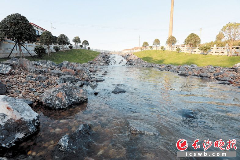 圭塘河生态引水明渠清流淙淙，两岸还配有骑行绿道和慢行道。 长沙晚报记者 李卓 摄