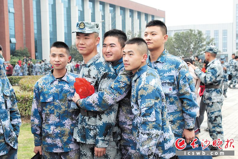 近700名士官将携笔从戎,奔赴衡阳、青岛、唐山、北京四地,成为空军、海军、火箭军、陆军航空兵的新生力量。 长沙晚报通讯员刘永忠 摄