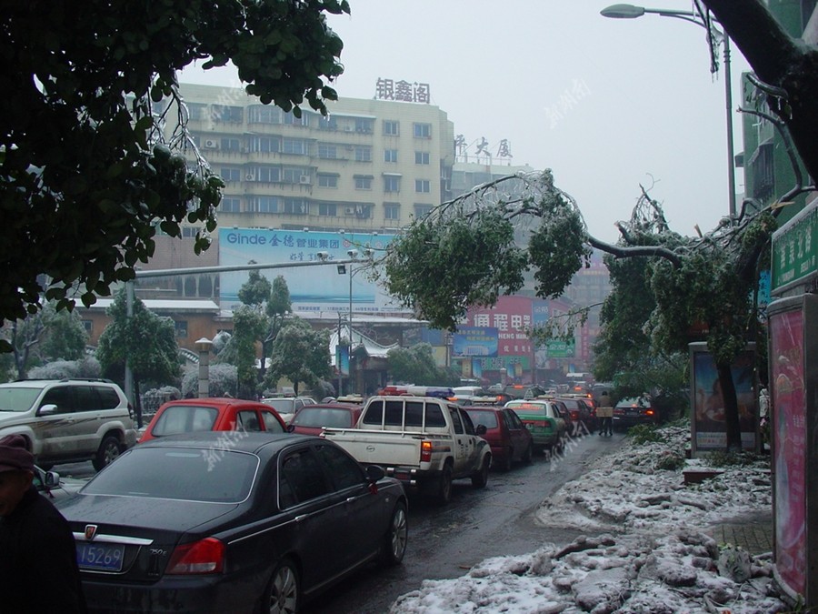 2008年1月31日,郴州市燕泉路,市区街道上缓慢行驶的车辆.