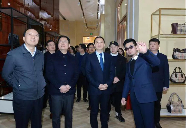 1月10日上午,市委副书记,市长谈文胜一行在湘潭综保区湘潭保税商品
