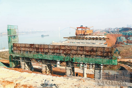 河东湘江风光带节点工程——冯家浸桥完成下部结构及预制T梁架设。（记者 罗韬 摄）