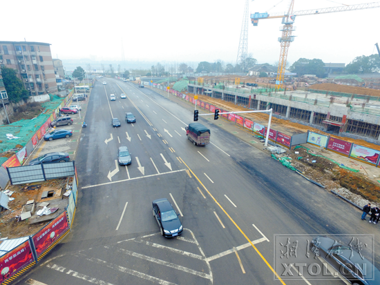拓改后的新马路。（记者 方阳 摄）