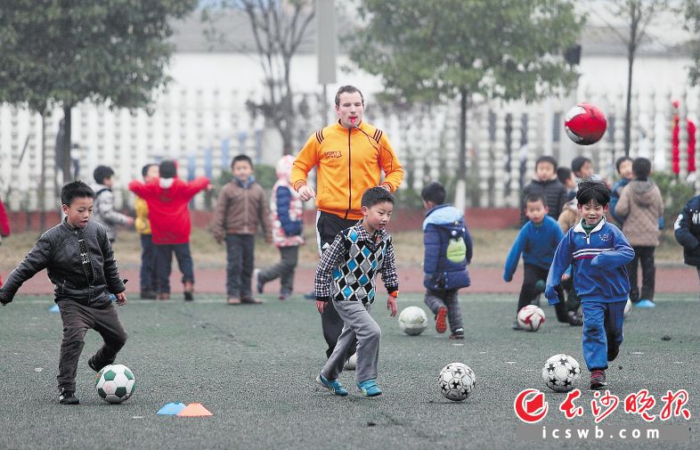 孩子们在寒假期间可以多参加体育活动，锻炼身体。图为往年寒假期间，外籍足球教练带着长沙的孩子们一起踢球。 长沙晚报记者 陈飞 摄（资料图片）