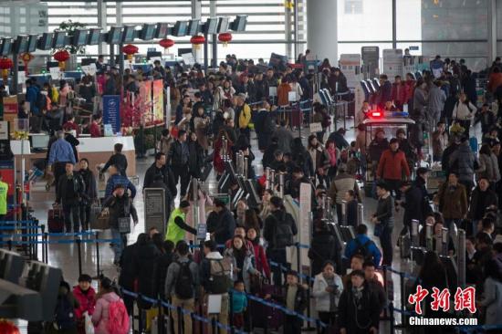 1月25日，大批旅客在南京禄口国际机场办理登机手续。随着春节临近，中国铁路、民航迎来客流高峰期。<a target='_blank' href='http://www.chinanews.com/'>中新社</a>记者 泱波 摄