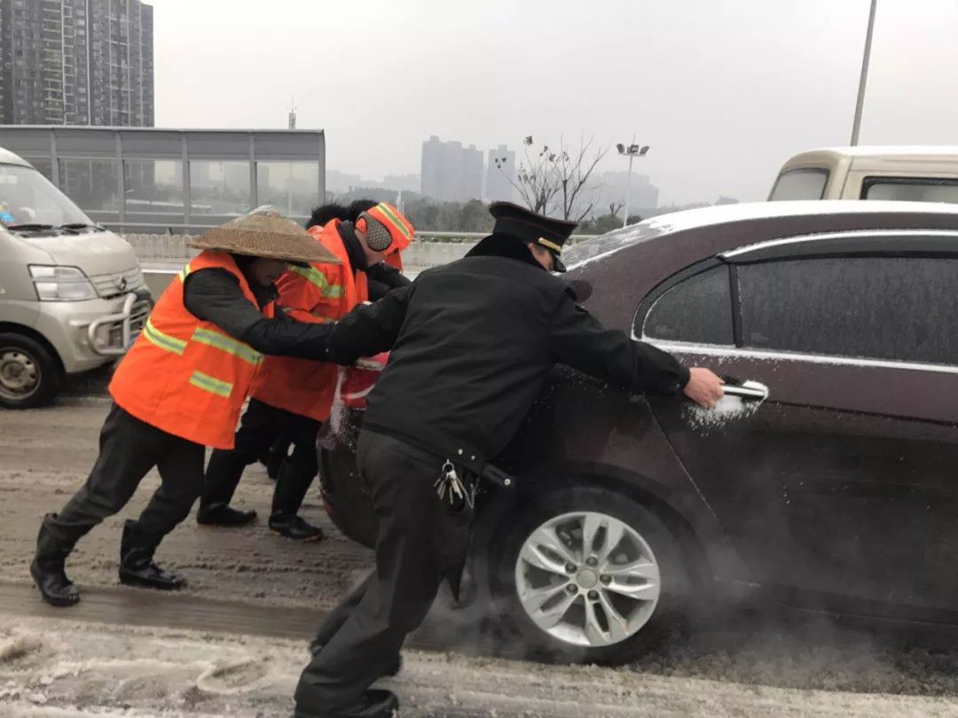 长沙城管见雪而动 铲雪破冰力保市民出行安全