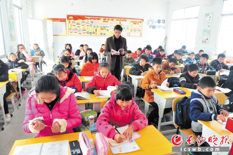 近年来，长沙控制大班额工作已见成效，城区义务教育阶段大班额率直线下降。长沙晚报记者 贺文兵 摄