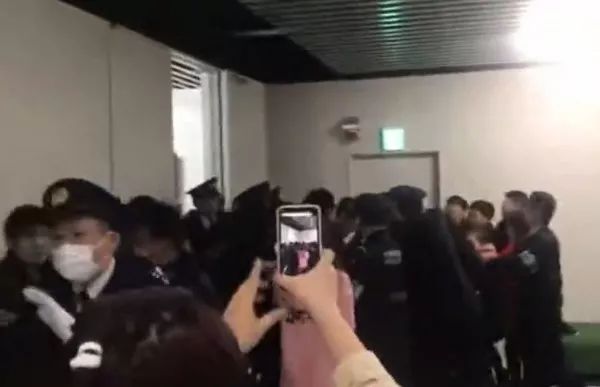 ▲在东京成田机场，中国游客与日本警察发生冲突。