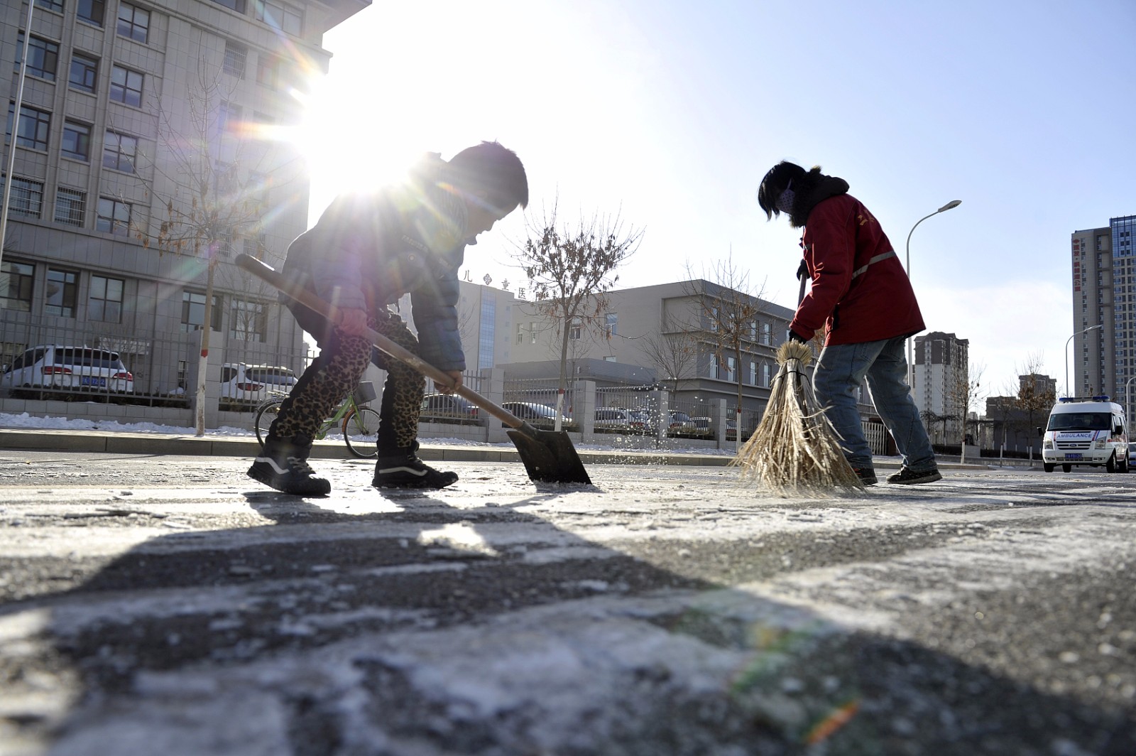 7岁男孩假期帮妈妈铲雪:不想妈妈太辛苦