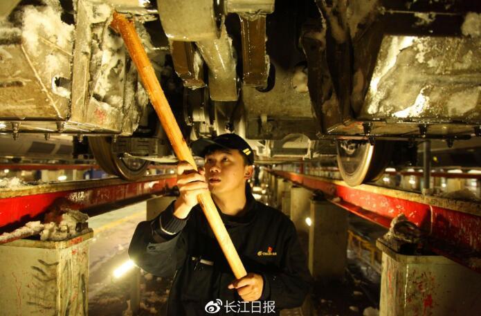 风雪“除冰者”：这道暖心风景线 比雪景更美