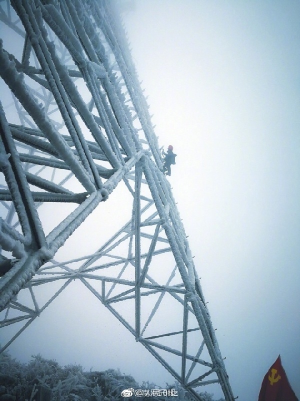 风雪“除冰者”：这道暖心风景线 比雪景更美