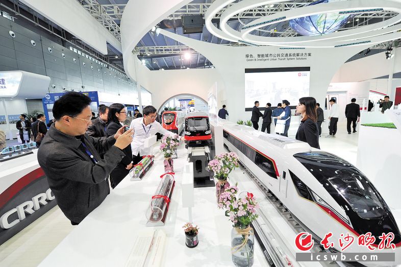 长沙将优先发展符合长沙战略型新兴产业发展方向的会展项目，每年确定十大战略性重点展会培育项目，重点指导轨道交通博览会等会展项目做大做强，提升国际影响力。图为2017中国（湖南）国际轨道交通产业博览会在长沙国际会展中心举行。 长沙晚报记者 王志伟 摄（资料图片）