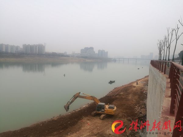 河东风光带沿江路部分景观工程还在紧张的施工