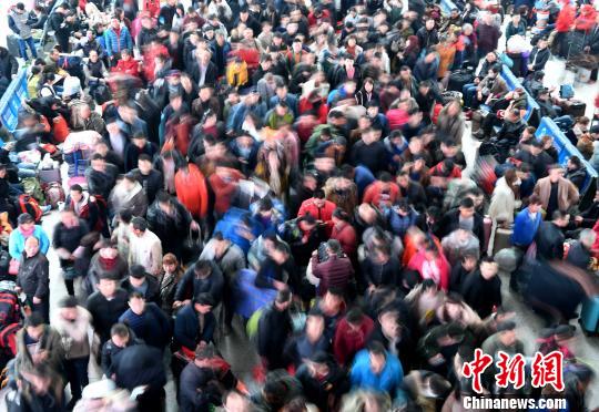 2月9日,福州火车北站旅客在候车厅排队等候检票上车。随着春节日渐临近,福州火车站迎来节前春运客流高峰。 张斌 摄