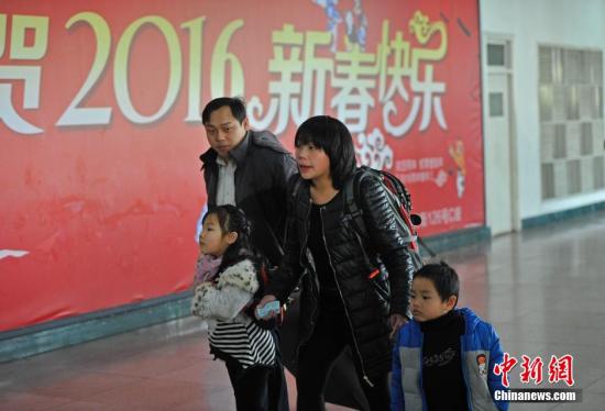 资料图：山西太原火车站，一对夫妻领着他们的两个孩子匆忙赶车。<a target='_blank' href='http://www.chinanews.com/'>中新社</a>记者 韦亮 摄