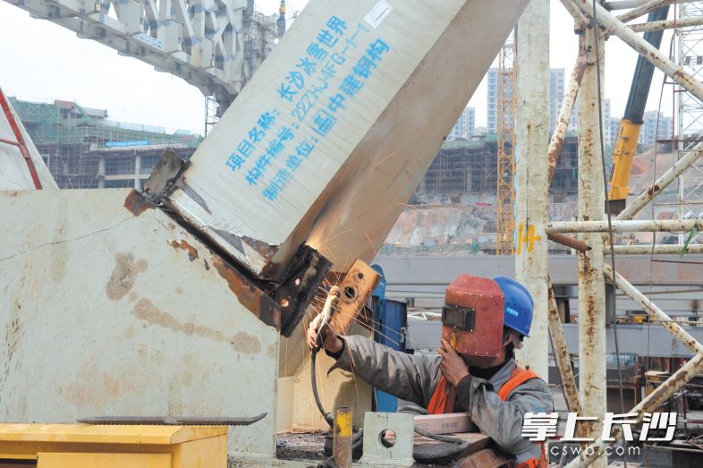 春节期间，中建钢构湘江欢乐城项目部有50多名工人坚守工地，进行钢结构焊接和吊装施工作业。 长沙晚报记者 余劭劼 摄