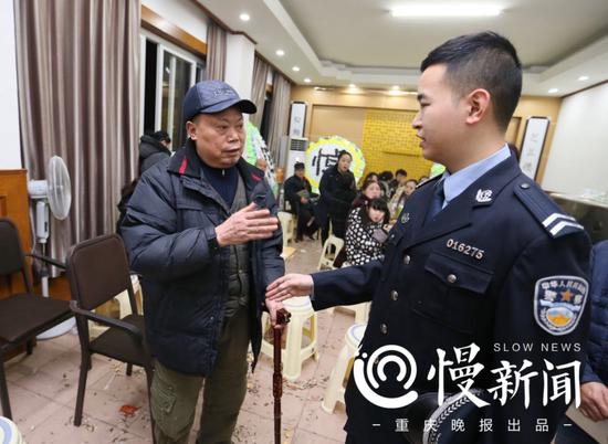 汪泽民和恩人杨雪峰的父亲道别