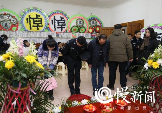 汪泽民和父母一起向恩人杨雪峰的灵柩鞠躬