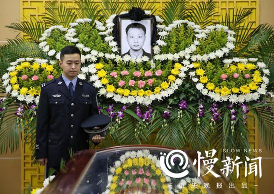 汪泽民独自在恩人杨雪峰的灵柩前哀悼