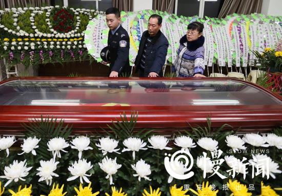 汪泽民一家在恩人杨雪峰的灵柩前作最后的告别