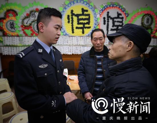 杨雪峰的舅舅拉着汪泽民父子的手悲痛不已