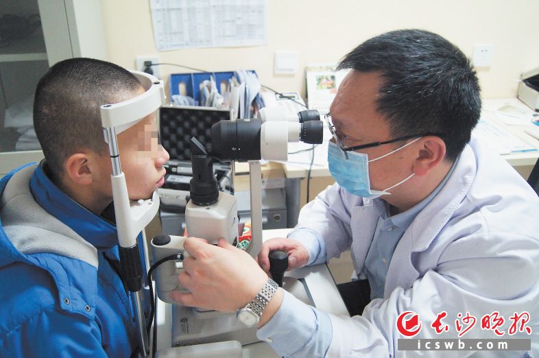 杨智宽教授为患儿检查视力。 胡丹 供图